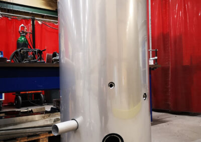 Ruostumattomasta teräksestä valmistettu eristetty säiliö