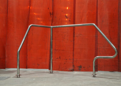 Kiillotettu uimahallin kaide